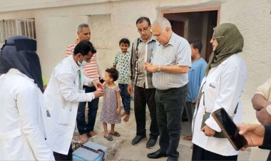 مدير عام مكتب الصحة بعدن يتفقد سير تنفيذ حملة التحصين ضد شلل الاطفال بالمديريات