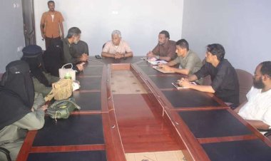 السلطة بالشحر تناقش مع مسؤولة قسم الابتزاز الإلكتروني بأمن المكلا