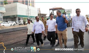 برفقة الداؤودي.. الماس يطلع على أعمال سفلتة الجهة اليسار من طريق السفينة ـ الكثيري في عدن