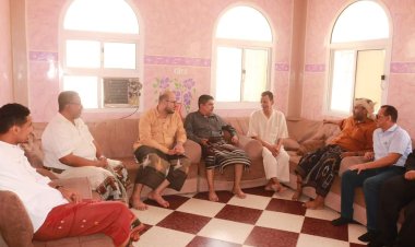 رئيس تنفيذية انتقالي حضرموت يطمئن على صحة المناضل أبوبكر أحمد باراس