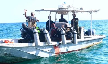 خفر السواحل بحضرموت تواصل خطتها الأمنية لموسم البلدة وتنقذ شاب من حادث غرق بالشحر* 