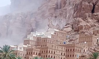 محافظ حضرموت يوجه الوكيل الفني والجهات ذات الاختصاص بسرعة النزول لمنطقة الانهيار الصخري بمديرية دوعن