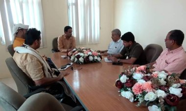 انتقالي حضرموت يطلع على سير العمل في ميناء الشحر ومؤسستي المياه والكهرباء بالمديرية