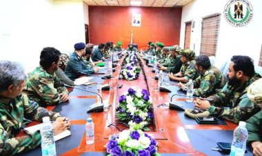 العميد الوالي يترأس اجتماعا موسعا بقادة الاحزمة الامنية ومدراء الإدارات المركزية