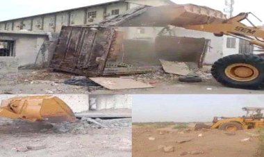 وحدة حماية الأراضي تنفذ حملة لإزالة العشوائيات في محيط مطار عدن ومستشفى الجمهورية