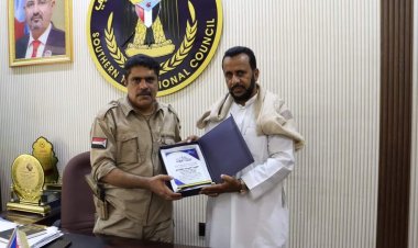  رئيس تنفيذية انتقالي حضرموت يُكرّم من قبل وحدة الرحمة بمنطقة الغليلة بمدينة المكلا