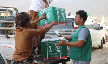 مركز الملك سلمان يوزع مساعدات غذائية للأسر احتياجًا في أرخبيل سقطرى