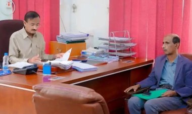 المحافظ بن الوزير يطلع على الترتيبات المتخذة للتوقيع على عقدي إنشاء روضة الأطفال عتق ومدرسة النقوب نصاب.