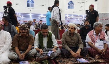 محافظ حضرموت يشارك أفراح 100 عريس وعروسة بمدينة روكب ويؤكد أنها تعكس قيم الترابط في المجتمع