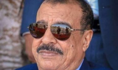 اللواء بن بريك يُعزّي في وفاة المناضل مقبل صالح جواس