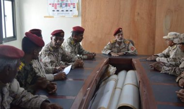 رئيس عمليات المنطقة العسكرية الثانية يعقد اجتماعًا موسعاً مع رؤساء الشعب لمناقشة الأوضاع الأمنية"