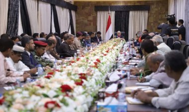 رئيس مجلس القيادة الرئاسي يعقد اجتماعاً بقيادة السلطة المحلية والمكتب التنفيذي بمحافظة حضرموت