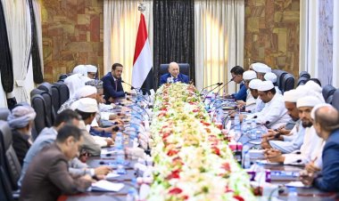 رئيس مجلس القيادة الرئاسي يلتقي أصحاب الفضيلة العلماء ولجنة اصلاح ذات البين بحضرموت