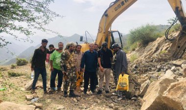 مدير عام الشعيب يدشن بدء العمل في مشروع شق وتوسعة طريق العوابل بخال