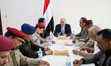 رئيس مجلس القيادة يجتمع بقيادة اللجنة الامنية في محافظة حضرموت