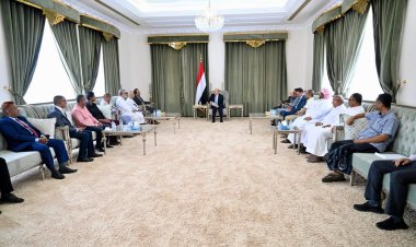 رئيس مجلس القيادة يستقبل رجال المال والأعمال بمحافظة حضرموت