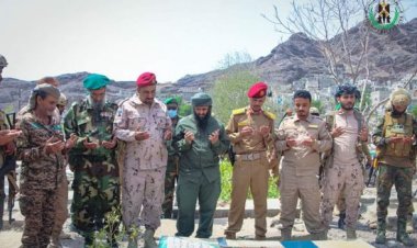 اتقائد الحزام الأمني يزور قبر الشهيد أبو اليمامة