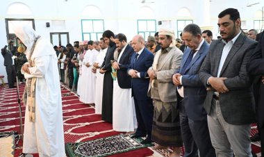 رئيس مجلس القيادة الرئاسي وعضو المجلس عثمان مجلي يؤديان صلاة الجمعة مع جموع المصلين في مدينة المكلا