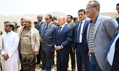 رئيس مجلس القيادة الرئاسي يتفقد عددًا من المشاريع الانمائية في مدينة المكلا