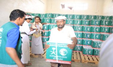 مركز الملك سلمان يوزع مساعدات غذائية للأسر الاشد احتياجًا في محافظة حضرموت