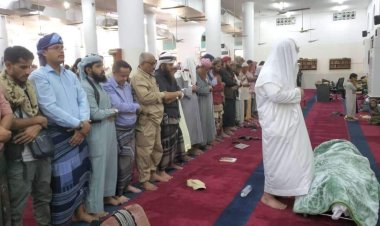 رئيس تنفيذية انتقالي لحج يتقدم جموع المصلين على شهيد الحادث الإرهابي النقيب سلطان العطري