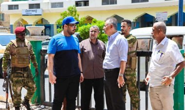 السقاف والجاوي يطلعان على موقع سقوط البلوكانات وادارة المعلا تمهل ملاك الشقق اسبوعين