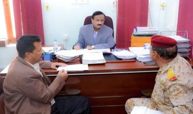 محافظ شبوة يناقش مع العميد السليماني جملة من القضايا الأمنية والخدماتية في مديرية رضوم