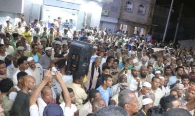 وقفة جماهيرية بالشحر تندد بالاعتداء على فرع شركة البسيري للصرافة