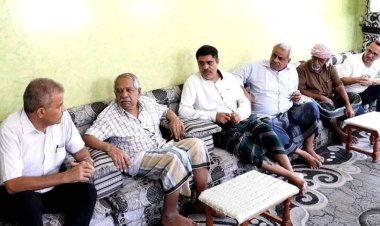 رئيس تنفيذية انتقالي حضرموت يطمئن على صحة المناضل عوض المرشدي