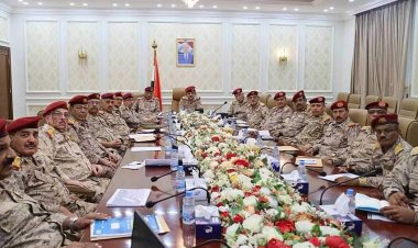 الفريق الداعري يعقد اجتماعاً موسعاً برؤساء هيئات ومدراء دوائر وزارة الدفاع