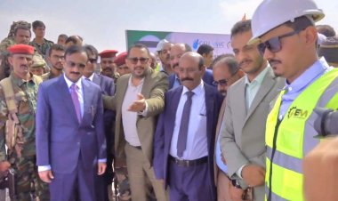 رئيس تنفيذية انتقالي شبوة يشارك في وضع حجر الأساس لمشروع المحطة الشمسية بمدينة عتق