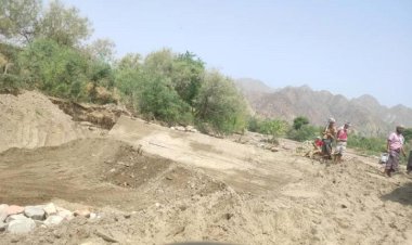 قيادة مؤسسة التكافل بلحج تتفقد أضرار السيول الجارفة بطورالباحة