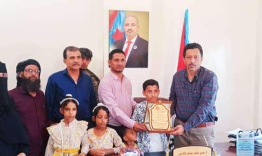 رئيس تنفيذية انتقالي أبين يُكرم الطالب يسلم السعيدي الحائز على المركز الثاني بمسابقة عباقرة العرب للحساب الذهني