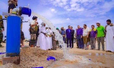المحافظ ابن الوزير" يدشن تشغيل بئر ارتوزاية مع منظومة الطاقة الشمسية في حقل العوشة بمديرية نصاب