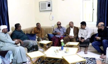 رئيس تنفيذية انتقالي حضرموت يطمئن على صحة المناضل حسين المحمدي (الذئب)