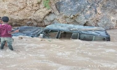 إب اليمنية.. السيول تجرف سيارة مواطن بمنطقة تورصة بالازارق