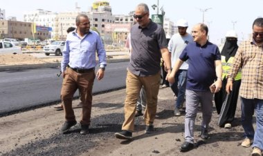 “الماس وناجي” يطلعان على سير أعمال الاسفلت في مشروع خط جولة السفينة إلى جولة الكثيري في عدن