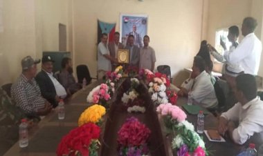 السلطة المحلية يهر يافع تكرم الجعفري المدير العام السابق بدرع الوفاء والاخلاص.