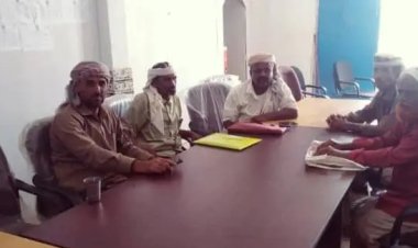 رئيس القسم الاقتصادي والخدمي بانتقالي أحور يلتقي بمدير جمعية البندر السمكية