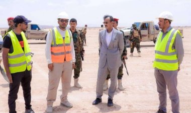 المحافظ ابن الوزير" يتفقد إصلاح أعمدة الكهرباء المتضررة، ويزور موقع محطة الطاقة الشمسية