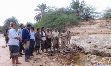 رئيس تنفيذية انتقالي شبوة يتفقد مواقع التسرب النفطي في مديريتي الروضة ورضوم