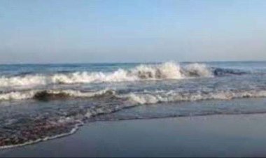 الأمواج تقذف جثة عنصر حوثي إلى خارج البحر