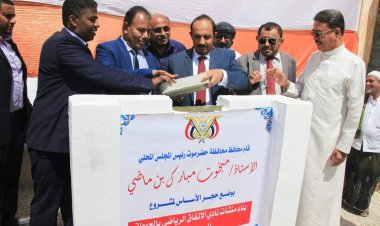 بتكليف من قيادة السلطة المحلية بحضرموت -تسليم موقع مشروع منشآت ملعب نادي الاتفاق بالحوطة للجهة المنفذة