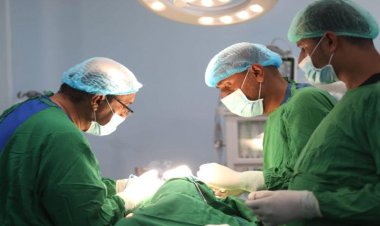 برعاية المحرّمي.. بدء إجراء العمليات الجراحية بالمخيم الطبي في مستشفى عدن الخيري.