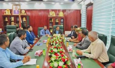 وزير الأشغال ومحافظ المهرة يناقشان احتياجات المحافظة وإصلاح الأضرار الناتجة عن إعصار “تيج”