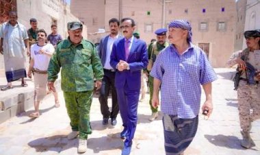 المحافظ بن الوزير يتفقد المنزل المنهار في عتق ، ويوجه بتقديم المساعدة لأسرة المواطن بن ناجي