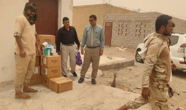 مدير عام مكتب الصحة العامة والسكان بلحج يسلم أدوية ومستلزمات طبية لعيادة السجن المركزي بصبر