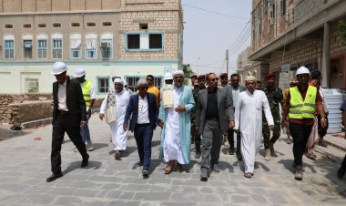 محافظ حضرموت يضع حجر الأساس لإنشاء معهد مهني للبنين بمدينة الشحر ويتفقد المشفى العام وسير أعمال الرصف لشوارع المدينة