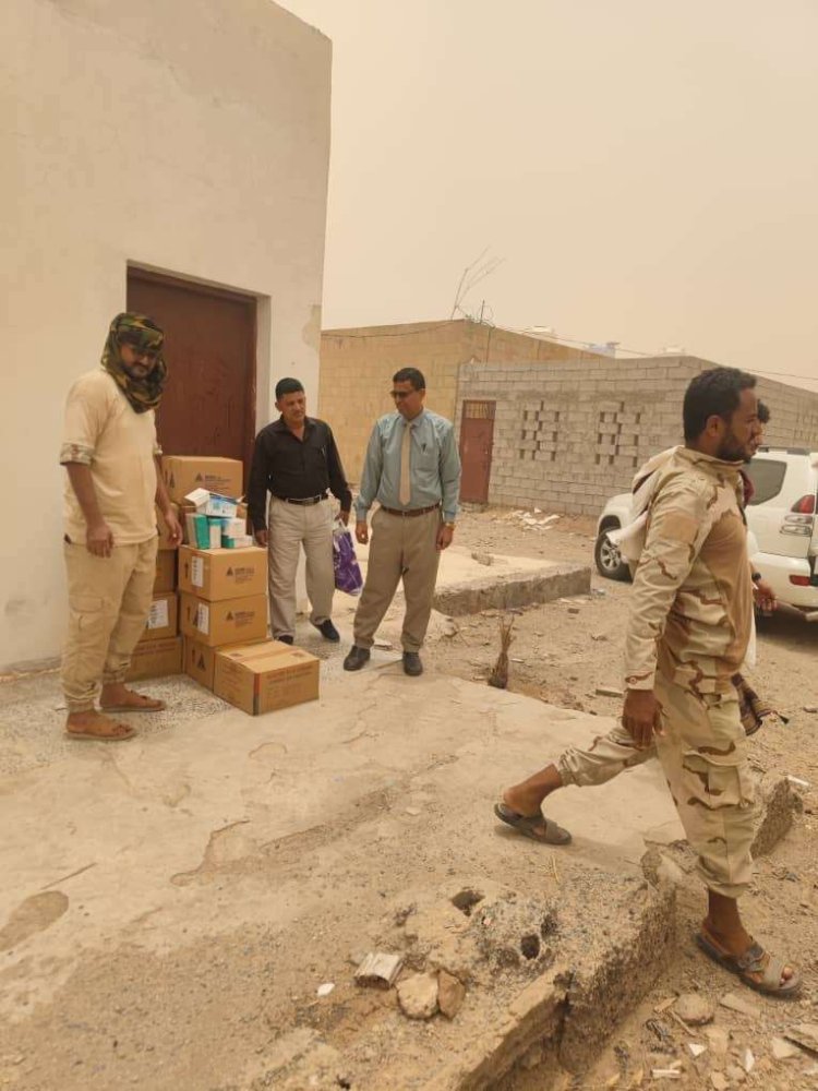 مدير عام مكتب الصحة العامة والسكان بلحج يسلم أدوية ومستلزمات طبية لعيادة السجن المركزي بصبر