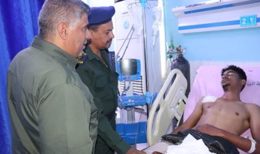 العميد المنهالي يزور مصابي تفجير قنبلة صوتية بين أوساط الصيادين بمنطقة شحير ويؤكد ضبط عدد من المتهمين في الحادثة المؤسفة